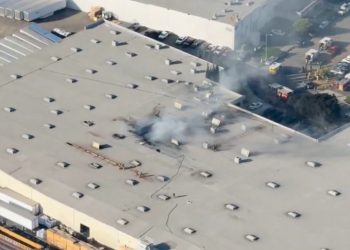 Dos muertos y 18 heridos al chocar un avión contra un almacén en California