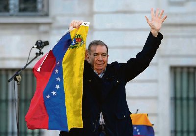 El líder venezolano Edmundo González saluda a sus partidarios durante una manifestación realizada en Madrid el 28 de septiembre de 2024