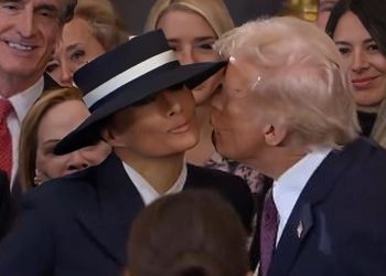 VIDEO: El momento más viral de la ceremonia: Un «no beso» entre Melania y Trump por un sombrero de más