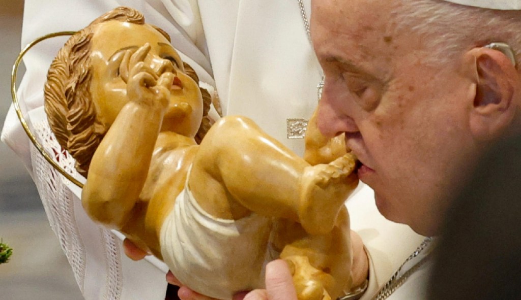 El papa Francisco besa los pies del Niño Dios en la Solemnidad de María, Madre de Dios, el lunes en San Pedro