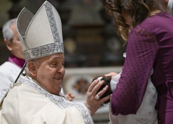 El papa Francisco bautiza a 21 bebés en la ceremonia anual de la Capilla Sixtina