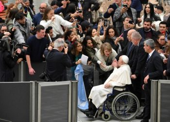 El papa Francisco pide “la conversión del corazón de los fabricantes de armas”