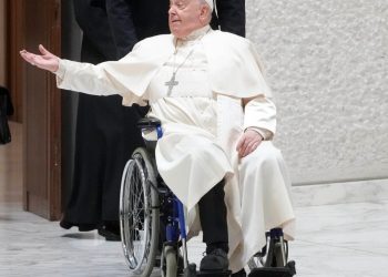 El papa Franciso sufre una caída y se lastima, segunda en poco más de un mes