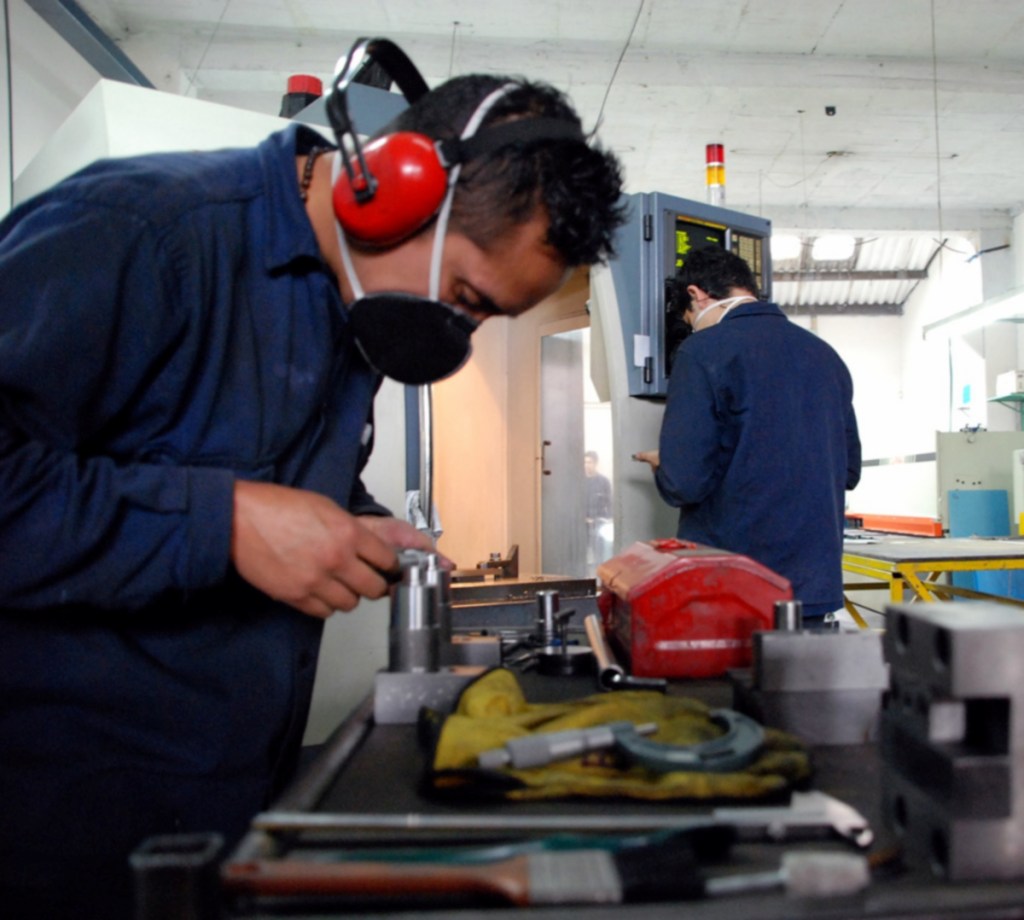 El lento crecimiento económico traerá consigo una menor generación de empleos formales este año que comienza, coincidieron analistas