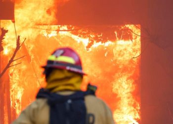 Estalla un incendio en las montañas de Hollywood, el sexto que arde en Los Ángeles