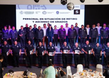 Estefanía Mercado entrega insignias de ascenso a personal en retiro y elementos en activo de la Policía Municipal