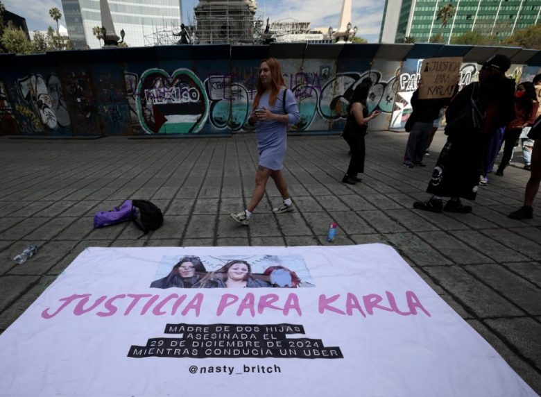 Arriba y a la izquierda, dos momentos de la manifestación para exigir justicia por Karla Patricia Cortés, una conductora de Uber asesinada en diciembre. Según cifras oficiales, solo entre enero y septiembre de 2024 hubo 2,624 asesinatos de mujeres en México, de los que 598 se investigan como feminicidios