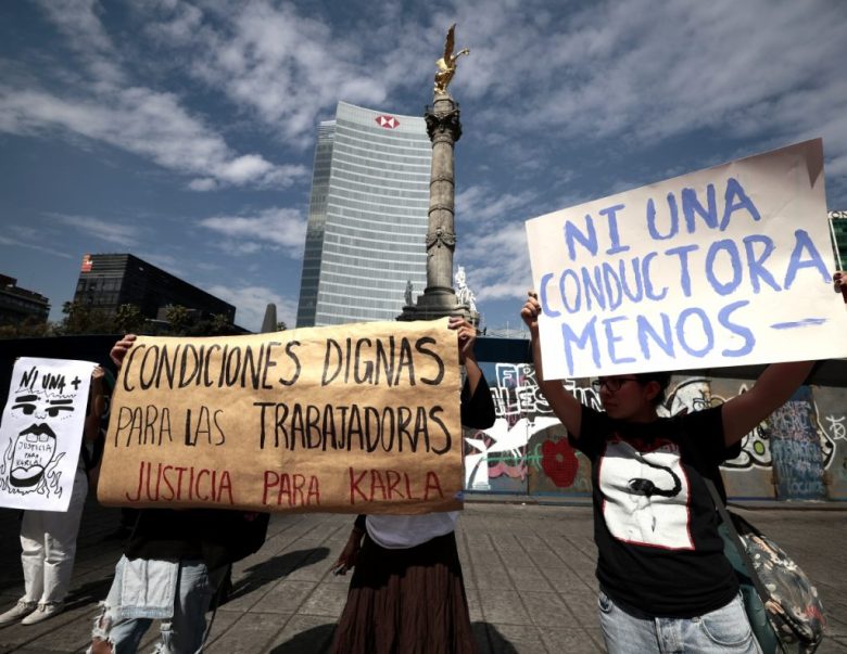 MEX9546. CIUDAD DE MÉXICO (MÉXICO), 13/01/2025.- Varias personas protestan para exigir justicia por Karla Patricia Cortés, una conductora de taxi de aplicación Uber asesinada en diciembre de un disparo en la cabeza mientras trabaja, este lunes en Ciudad de México (México). Los manifestantes cerraron por un momento el Paseo de la Reforma, la principal avenida de la capital, para pedir que la plataforma proporcione toda la información que posea para encontrar al responsable del asesinato y conseguir una reparación del daño. EFE/ José Méndez