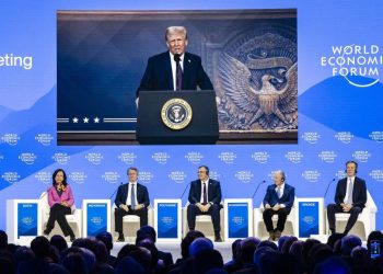 “Fabriquen en Estados Unidos o paguen aranceles”, dice Trump a líderes reunidos en Davos