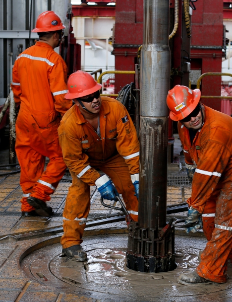 ARCHIVO - Trabajadores de la petrolera Pemex colocan el taladro en la perforadora de la plataforma de aguas profundas de Centenario en el Golfo de México cerca de la costa de Veracruz, México, el 22 de noviembre de 2013. La nacionalización de 1938 del sector petrolero de México a empresas estadounidenses y británicas es motivo de orgullo para millones de mexicanos, incluido el presidente Andrés Manuel López Obrador. (AP Foto/Darío López-Mills, Archivo)