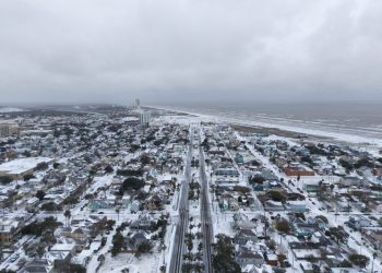 Fuerte tormenta invernal afecta la costa del sur de Estados Unidos