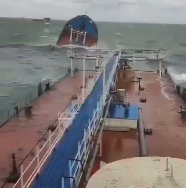 En la imagen, tomada de un video publicado por la Fiscalía de Transporte del Sur de Rusia, un buque cisterna Volgoneft-212 dañado por una tormenta en el estrecho de Kerch, Rusia, el 15 de diciembre