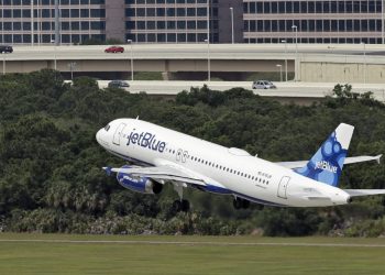 Hallan dos cuerpos sin vida en el tren de aterrizaje de un avión en un aeropuerto de Florida