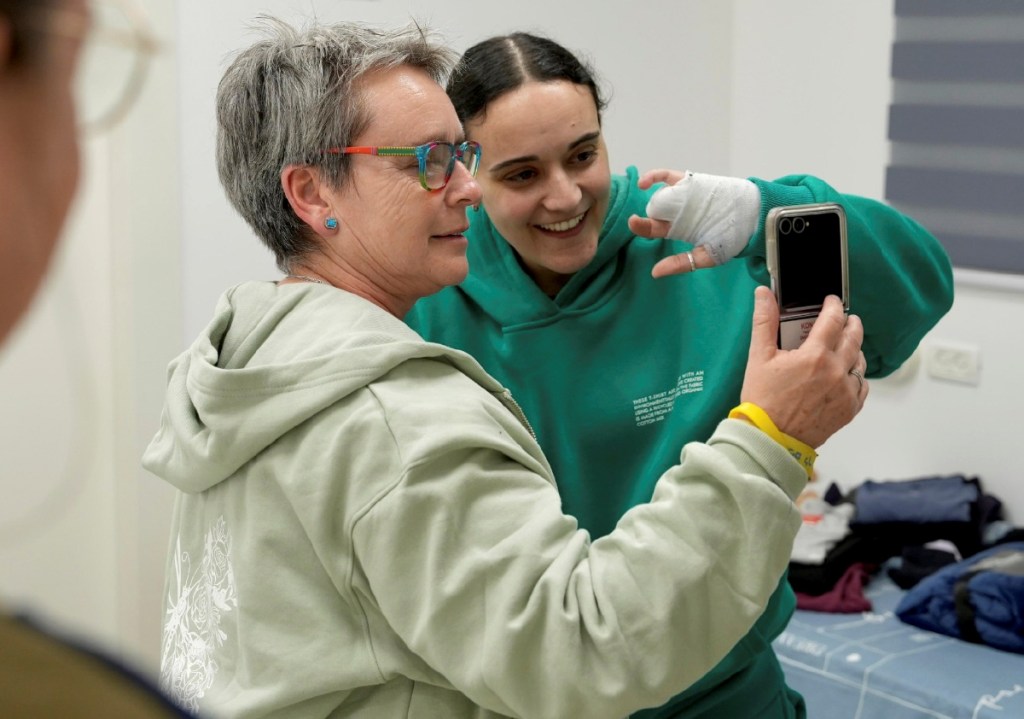 Emily Damari, una de las tres rehenes liberadas por Hamás, posa con una familiar en Reim, Israel, punto de encuentro donde fueron recibidas por sus parientes tras 471 días de cautiverio por el grupo islamista