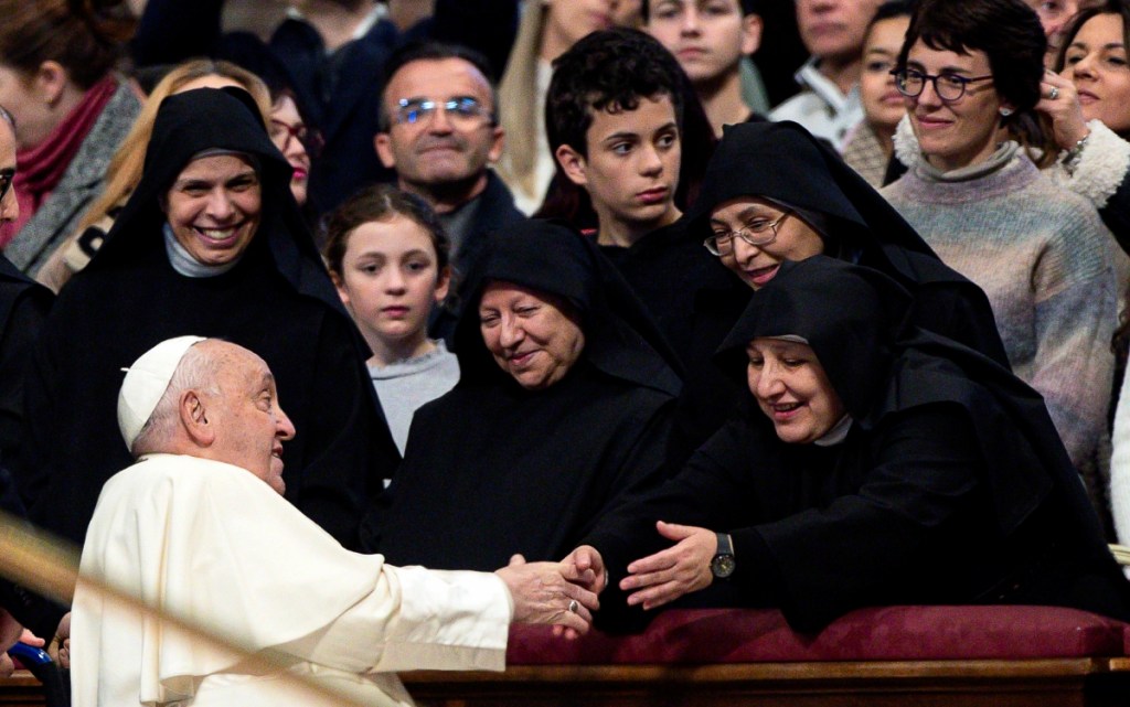 El papa Francisco saluda a religiosas durante la misa de la Solemnidad de la Epifanía del Señor, que celebró ayer en la Basílica de San Pedro