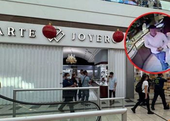 Hombres armados asaltan centro comercial en Cancún