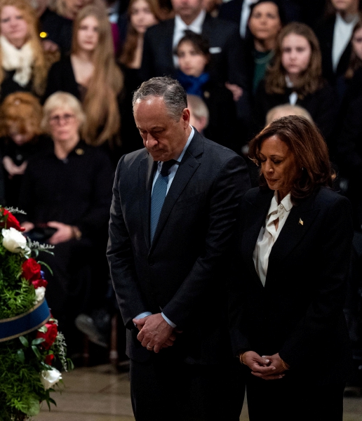 La vicepresidenta Kamala Harris y su esposo, Doug Emhoff, rinden honores al ex presidente Jimmy Carter, ayer en el Capitolio