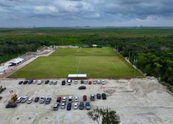 Inaugura Mara Lezama nuevas canchas de fútbol de la Liga Municipal de Veteranos de Cancún con camino de acceso