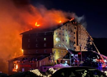 Incendio en un hotel de Turquía deja al menos 69 muertos