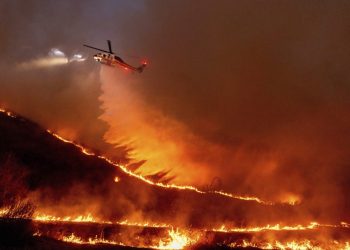 Incendios en Los Ángeles podrían intensificarse por fuertes vientos en la zona; autoridades se preparan