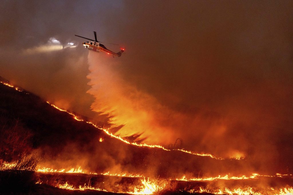 Las últimas previsiones anuncian que pueden volver los vientos cálidos "particularmente peligrosos" y reavivar e intensificar los incendios en California.