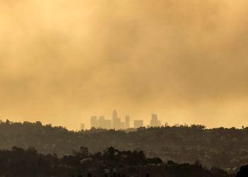 Incendios sin control acorralan a Los Ángeles; suman cinco muertos