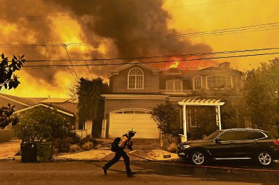 El incendio en Pacific Palisades elevó una enorme columna de humo