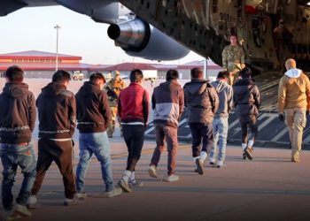 Inicia EE.UU. con vuelos de deportación de migrantes; Casa Blanca publica imágenes de esposados