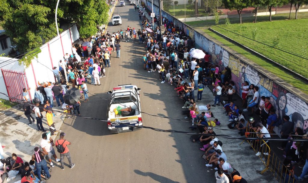 Migrantes de la frontera sur hacen fila en una estación migratoria en el municipio de Tapachula, en el estado de Chiapas.