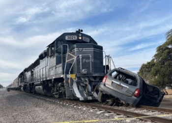 Joven madre muere tras intentar ganarle el paso al tren en Sinaloa