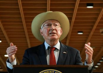 Ken Salazar critica cambio de nombre del Golfo de México; Google lo renombrará por “Golfo de América”