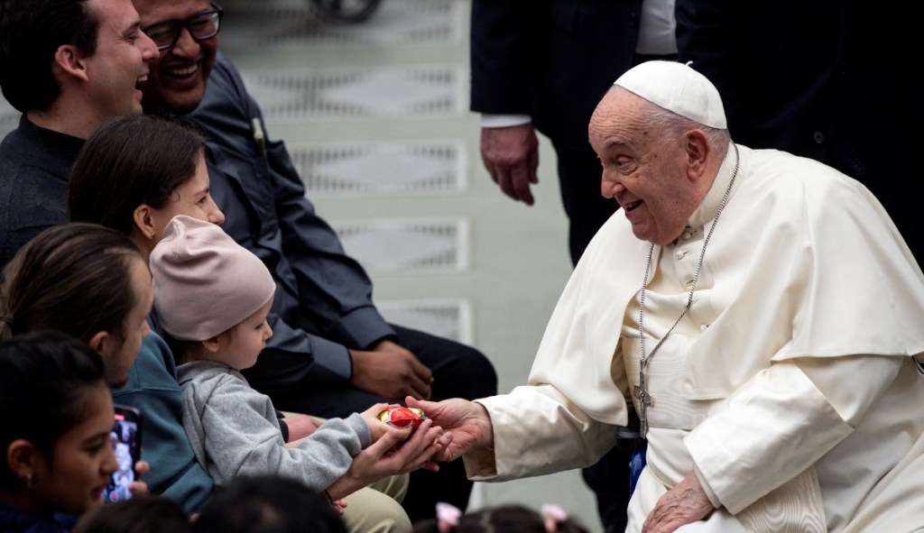 El papa Francisco da la mano a un niño durante la audiencia general en el Vaticano, el pasado miércoles