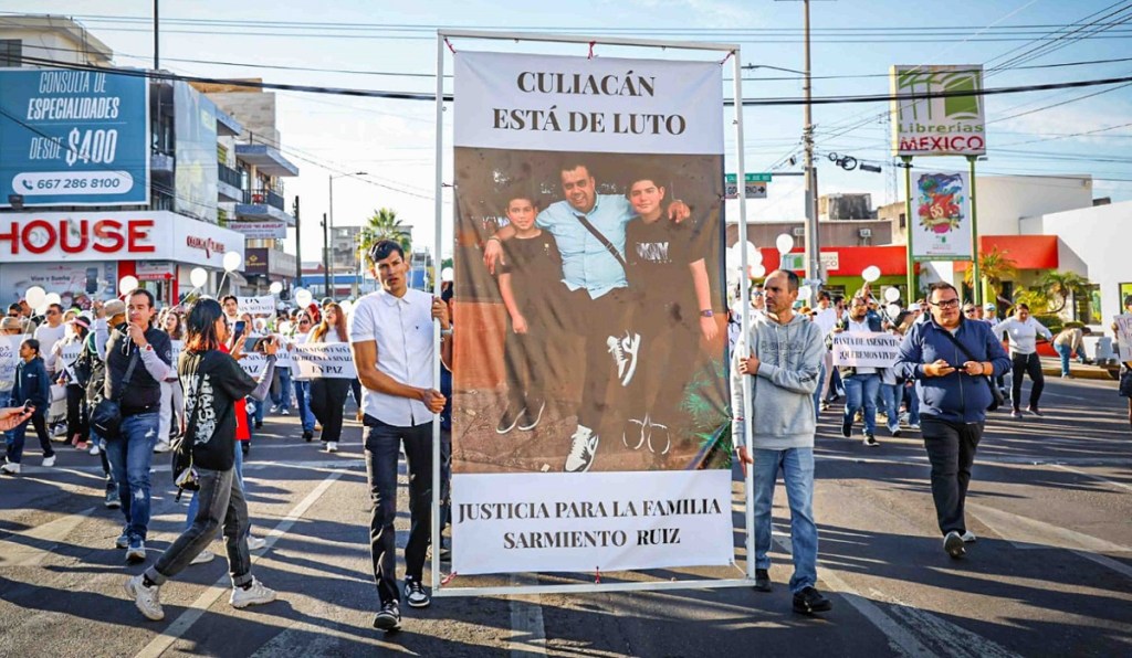 Aspecto de una manifestación de protesta en Sinaloa tras el homicidio de dos menores de edad con su padre (Foto de El Universal)