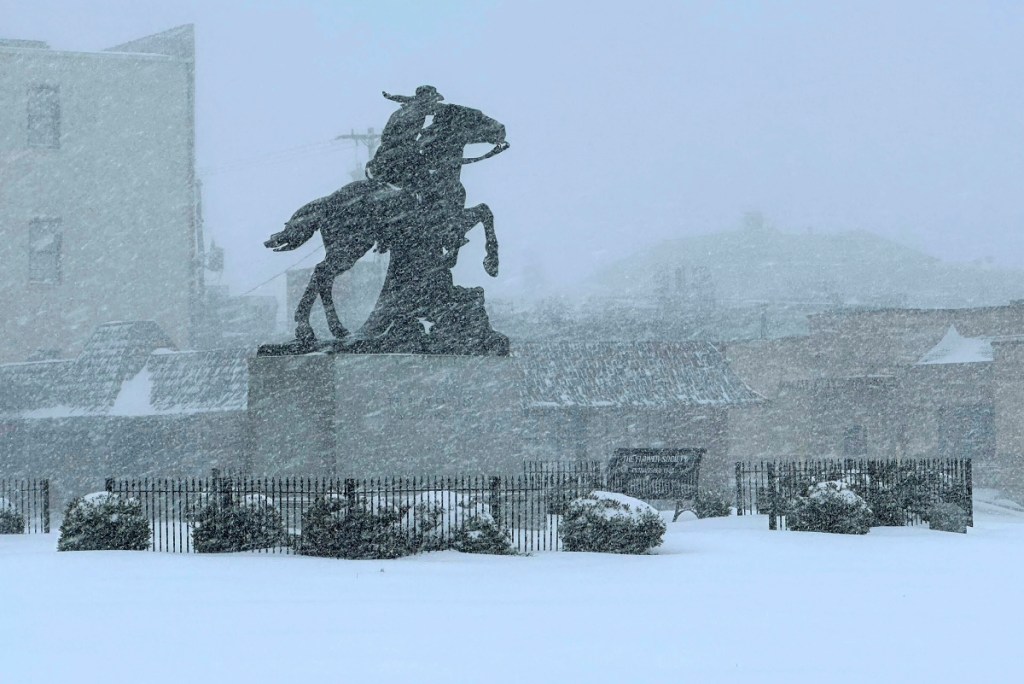 Monumento en Saint Joseph, Missouri, durante la nevada de ayer