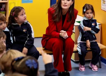 La reina Letizia visita una escuela con un plan piloto por la educación emocional