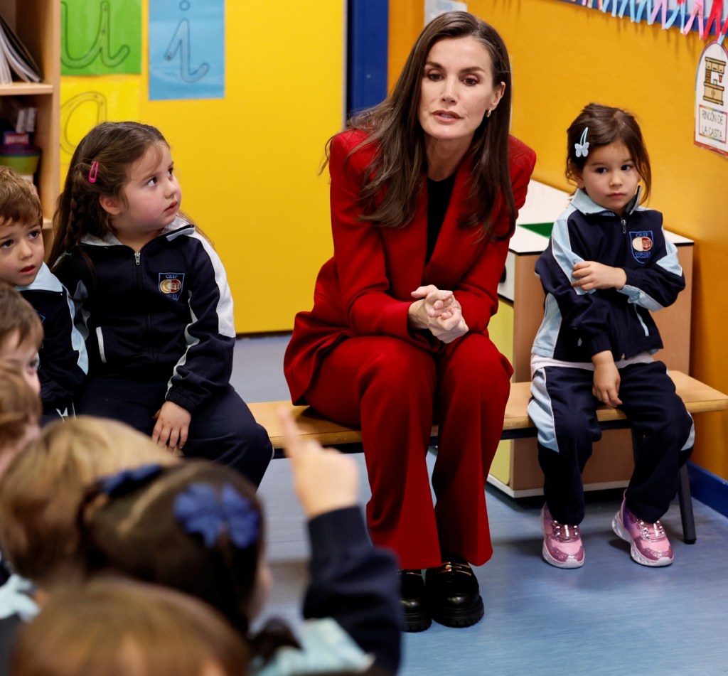 La reina Letizia de España charla con unos alumnos del colegio Cortes de Cádiz, ayer en Madrid