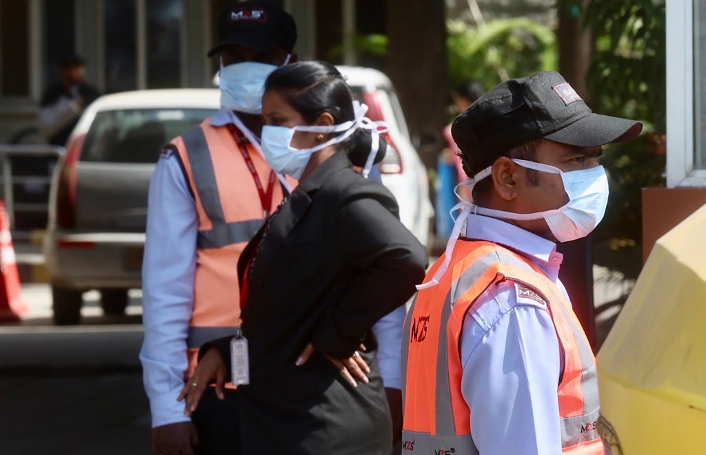 Guardias de seguridad del Hospital Bautista de Bangalore, en India, utilizan cubrebocasctras detectarse dos casos de metapneumovirus humano (HMPV), enfermedad de la cual surgió un brote en China que está causando preocupación (Foto de EFE)