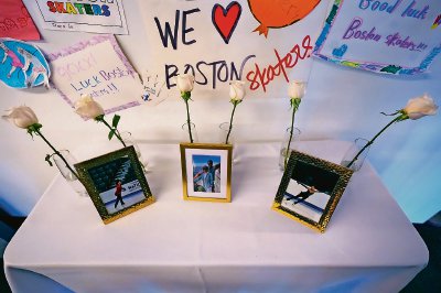 Ofrenda en el Club de Patinaje de Boston a víctimas del accidente aéreo de anteanoche en Washington