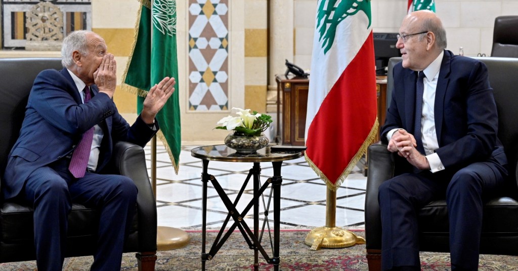 El secretario general de la Liga Árabe, Ahmed Abou Al-Gheit, dirige unas palabras al premier libanés saliente, Najib Mikati, en reunión de ayer en el palacio de gobierno de Beirut