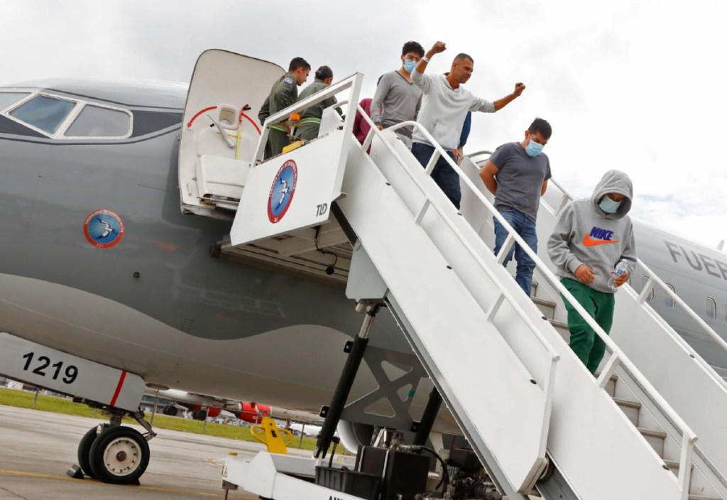 Llegada de los ciudadanos deportados desde Estados Unidos en un vuelo de la Fuerza Aeroespacial Colombiana (FAC), este martes, en Bogotá