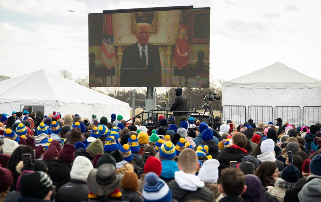 Participantes en la multitudinaria Marcha por la Vida, en Washington, escuchan el mensaje de Donald Trump, quien ofreció trabajar contra el aborto (Foto de EFE)