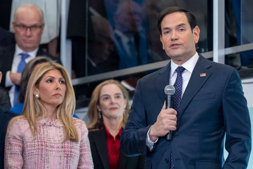 El secretario de Estado de EE.UU., Marco Rubio, habla al personal del Departamento de Estado junto a su familia, incluida su esposa Jeanette Dousdebes Rubio (Foto de AP)