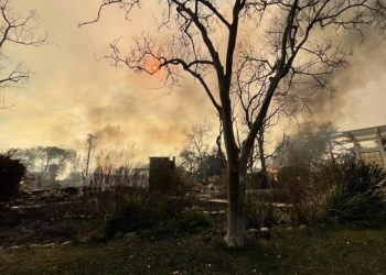 Más de 100 mil personas son evacuadas en Los Ángeles por los incendios