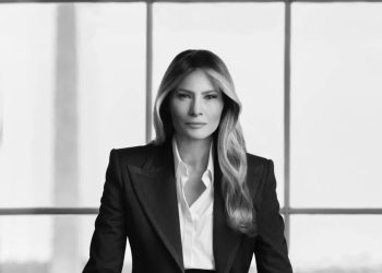 Melania Trump presenta su retrato oficial y causa polémica en redes