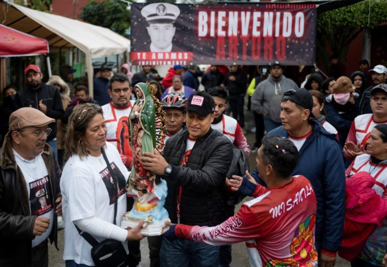 Arturo Zacarías recibe una imagen de la Virgen de Guadalupe durante una ceremonia de bienvenida en Misantla, Veracruz. A la izquierda, el abrazo de sus padres, María Meza y Arturo Zacarías, a su llegada