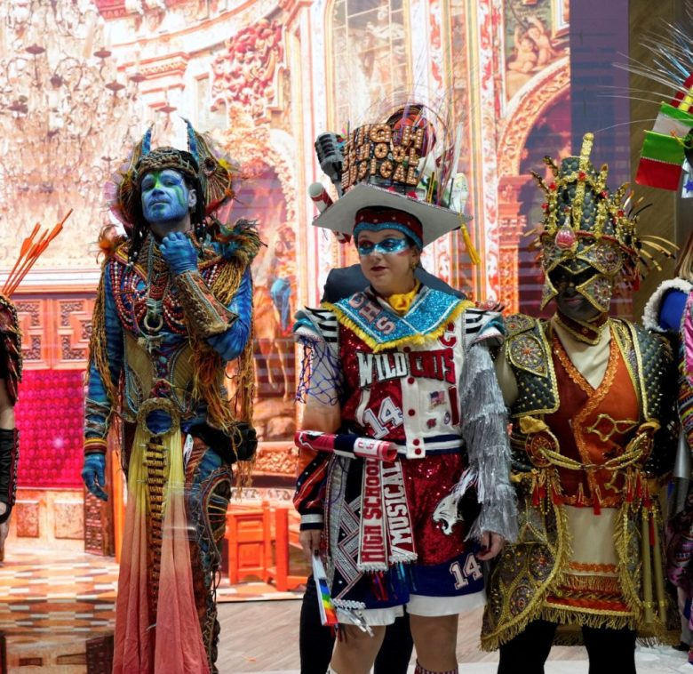 La secretaria de Turismo, Josefina Rodríguez (centro), durante la inauguración del pabellón de México en la 45 edición de la Fitur, ayer miércoles en Madrid, acompañada de autoridades como la gobernadora de Q. Roo., Mara Lezama, y el embajador Quirino Ordaz. A la izquierda, una postal del stand de México en el recinto