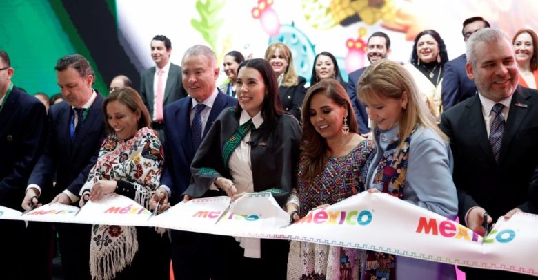 Una mujer se fotografía en el colorido stand de México dentro de la Feria Internacional de Turismo (Fitur) que se celebra en Madrid, España