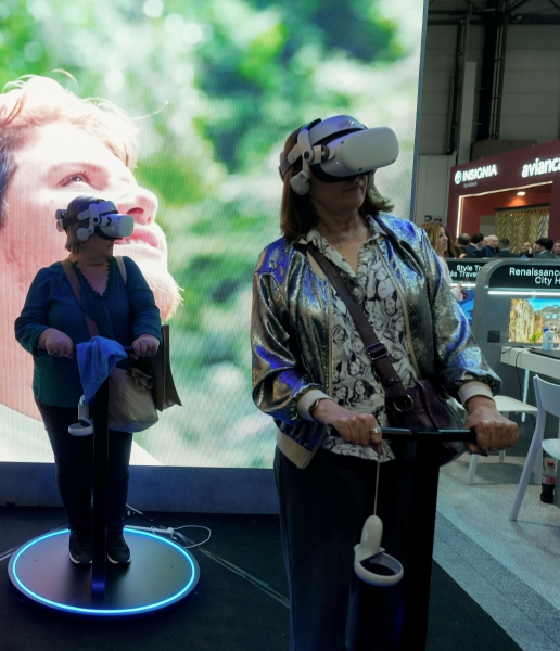 MADRID, 22/01/2025.- Tres mujeres usan gafas de realidad virtual en un stand de la 45 edición de la Feria Internacional de Turismo (FITUR) que ha sido inaugurada este miércoles en el recinto Ifema, en Madrid. EFE/ Borja Sánchez-Trillo