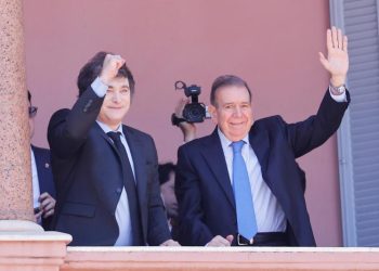 Milei y González Urrutia reciben el apoyo de venezolanos desde el balcón de la Casa Rosada
