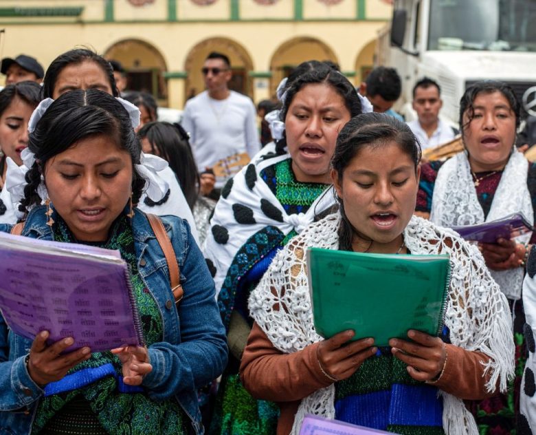 Un grupo de mujeres indígenas de las etnias tzotzil y tzeltal entonan un himno durante una marcha en rechazo a la violencia, ayer domingo en el municipio de Chenalhó